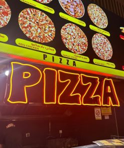 تابلو نئون فلکسی طرح انگلیسی «PIZZA» (ابعاد ۷۰ × ۲۲ سانتی‌متر)